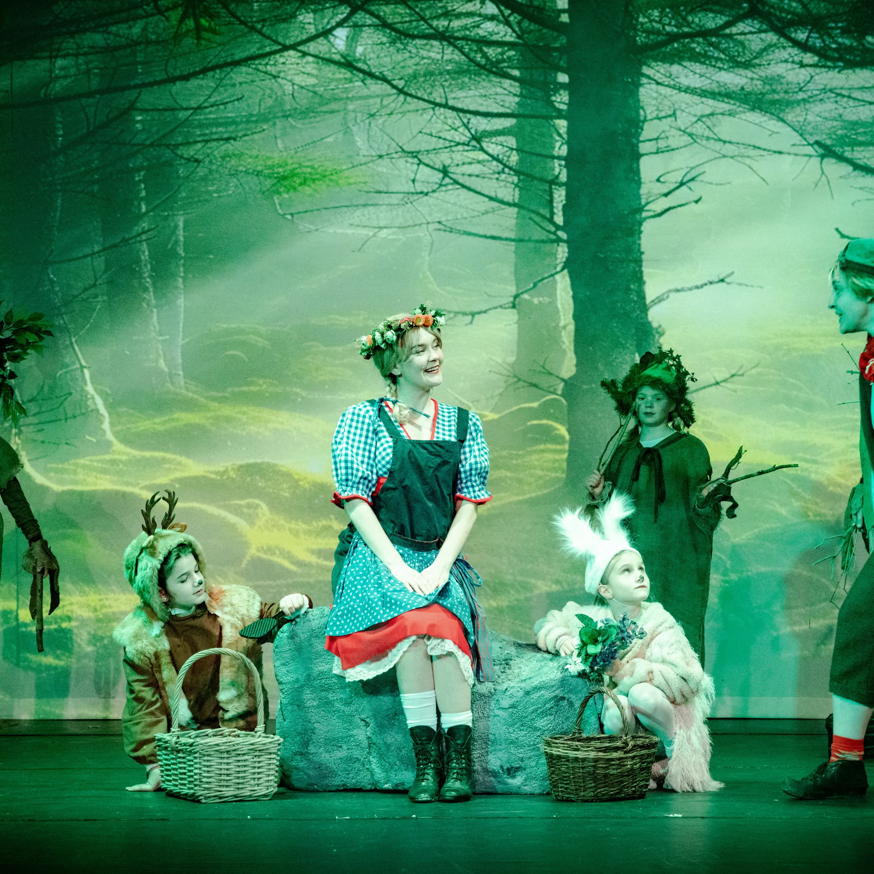 Gretel im Wald mit Tieren