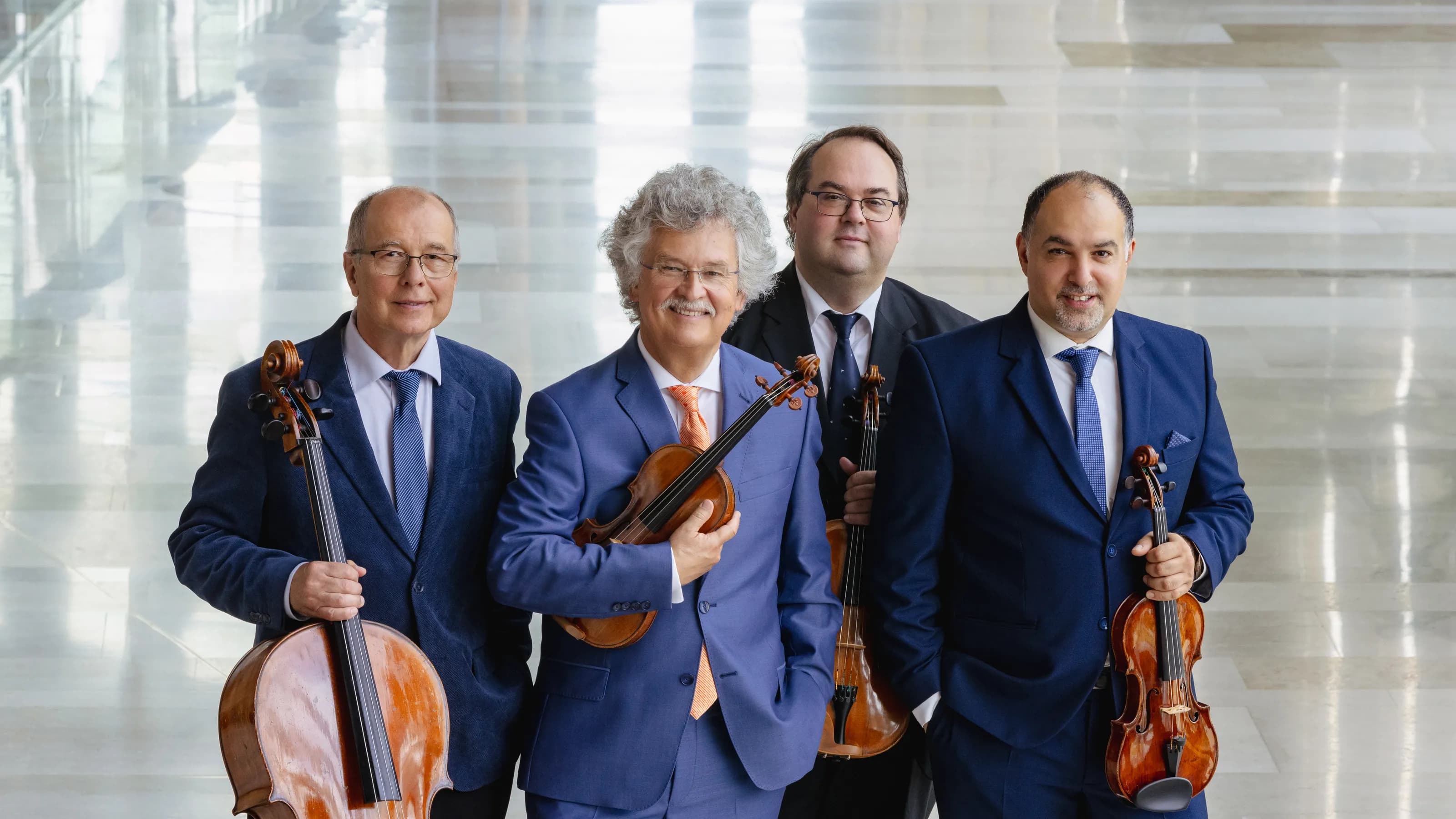 Kodaly Quartett Gruppenfoto in blauem Anzug und mit Instrumenten